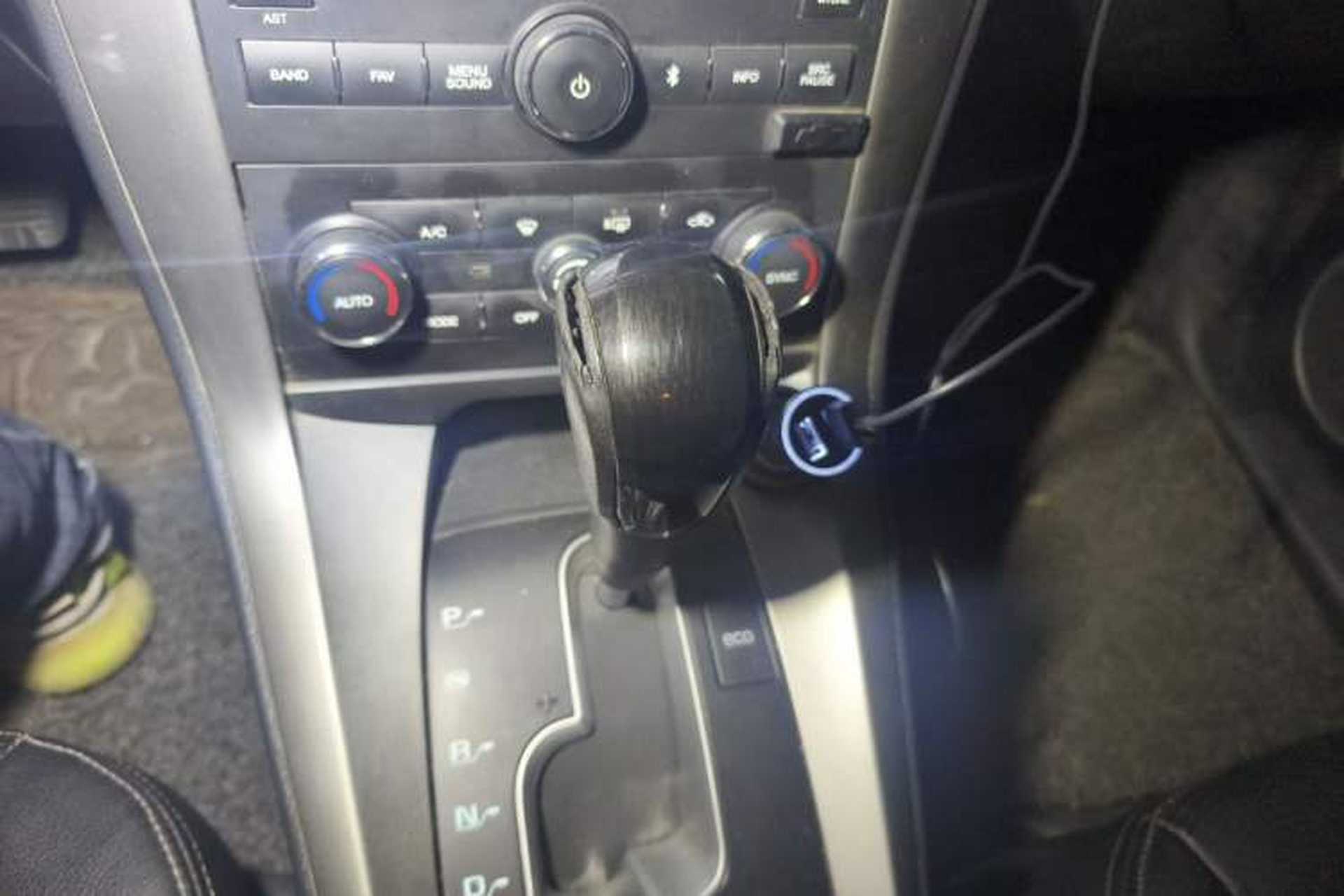 Used Chevrolet Captiva 2015 2.4L 4x4 Flagship Edition 7-Seater Gear Lever