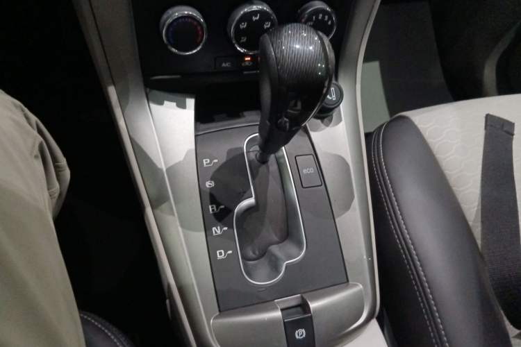 Used Chevrolet Captiva 2015 2.4L Two-Wheel Drive Urban Version 5 Seats Gear Lever