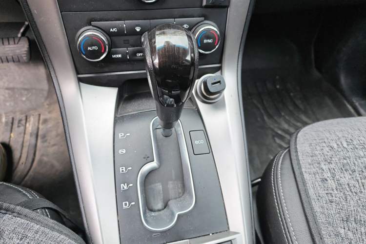 Used Chevrolet Captiva 2015 2.4L 4x4 Flagship Edition 7-Seater Gear Lever
