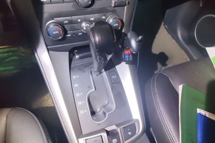 Used Chevrolet Captiva 2015 2.4L 4x4 Flagship Edition 7-Seater Gear Lever