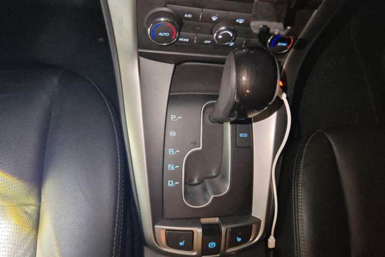 Used Chevrolet Captiva 2015 2.4L 4x4 Flagship Edition 7-Seater Gear Lever