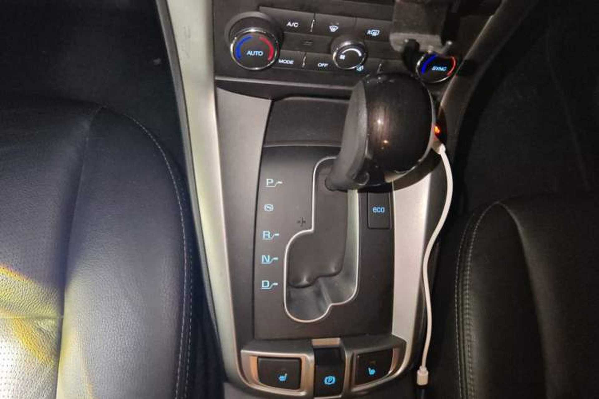 Used Chevrolet Captiva 2015 2.4L 4x4 Flagship Edition 7-Seater Gear Lever