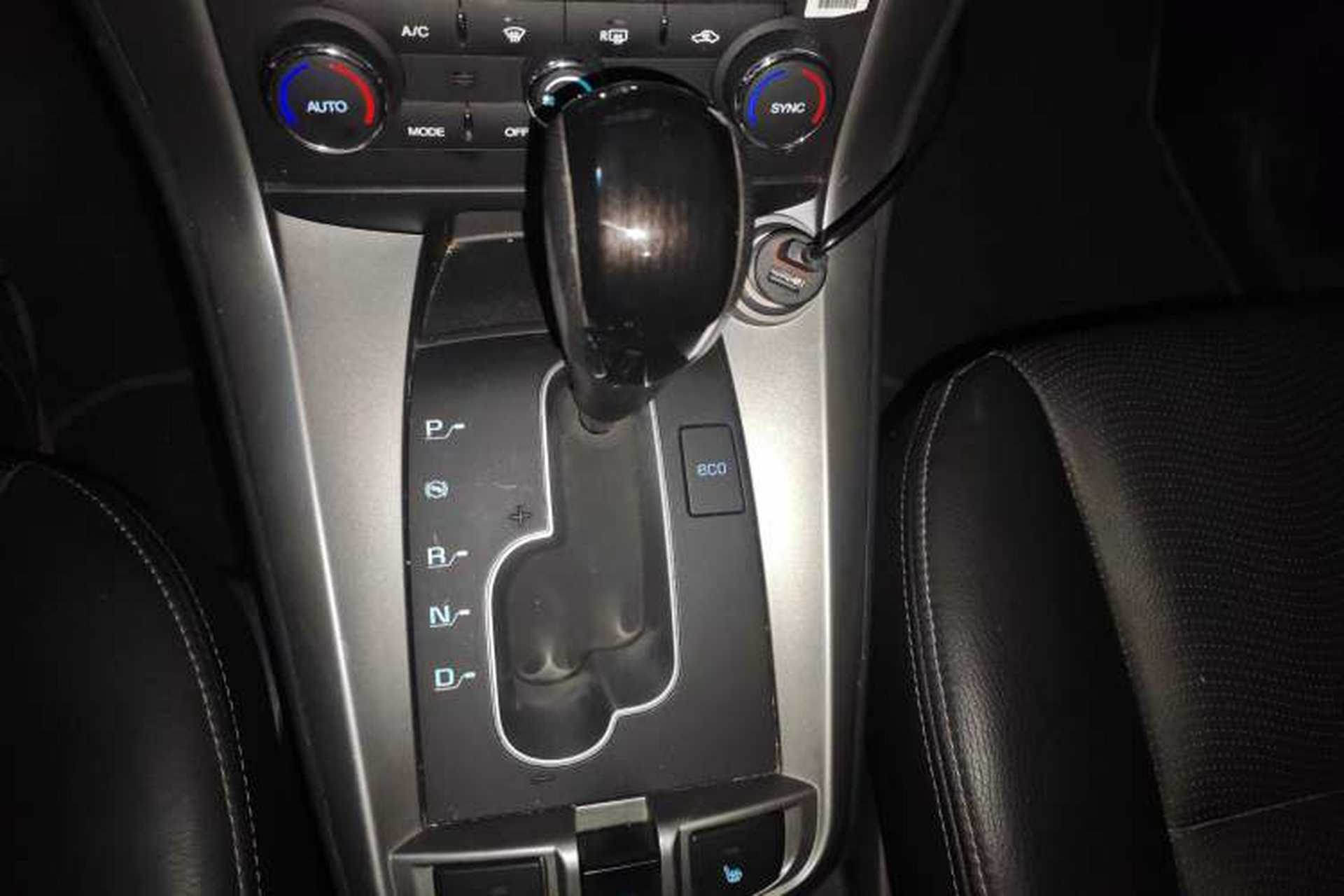 Used Chevrolet Captiva 2015 2.4L 4x4 Flagship Edition 7-Seater Gear Lever