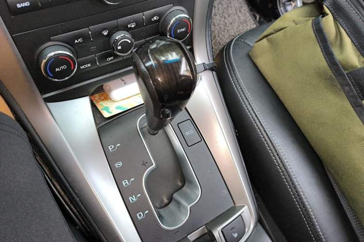 Used Chevrolet Captiva 2015 2.4L 4x4 Flagship Edition 7-Seater Gear Lever