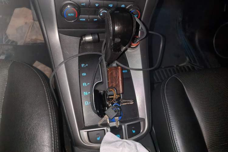 Used Chevrolet Captiva 2015 2.4L 4x4 Flagship Edition 7-Seater Gear Lever