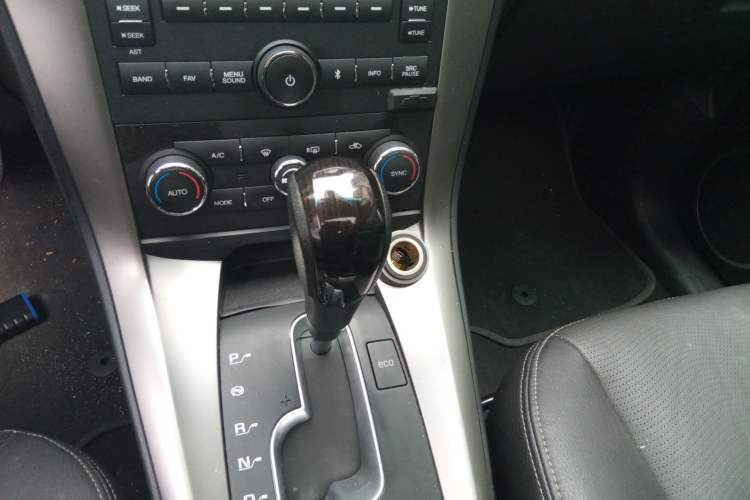 Used Chevrolet Captiva 2015 2.4L 4x4 Flagship Edition 7-Seater Gear Lever