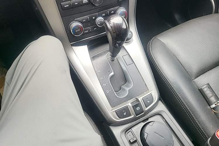 Used Chevrolet Captiva 2015 2.4L 4x4 Flagship Edition 7-Seater Gear Lever