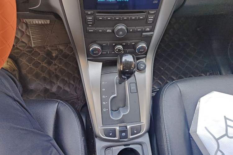 Used Chevrolet Captiva 2015 2.4L 4x4 Flagship Edition 7-Seater Gear Lever