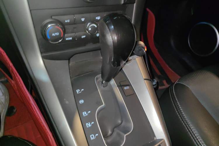 Used Chevrolet Captiva 2015 2.4L 4x4 Flagship Edition 7-Seater Gear Lever
