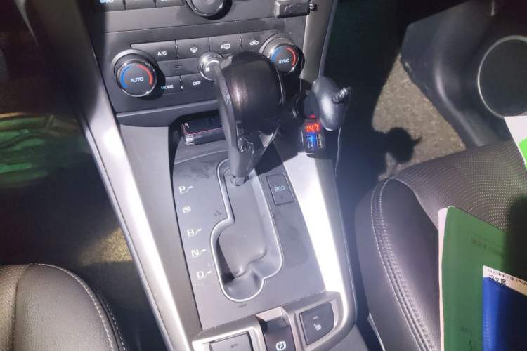Used Chevrolet Captiva 2015 2.4L 4x4 Flagship Edition 7-Seater Gear Lever