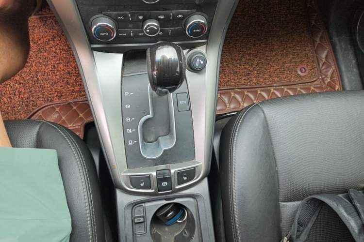 Used Chevrolet Captiva 2015 2.4L 4x4 Flagship Edition 7-Seater Gear Lever