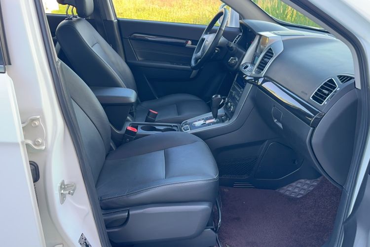 Used Chevrolet Captiva 2015 2.4L 4x4 Flagship Edition 7-Seater Interior 12