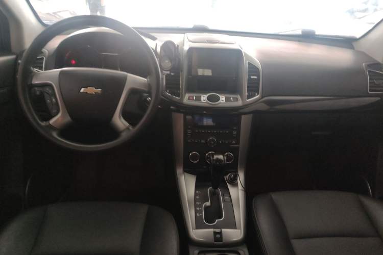 Used Chevrolet Captiva 2015 2.4L Two-Wheel Drive Urban Version 7 Seats Interior 3
