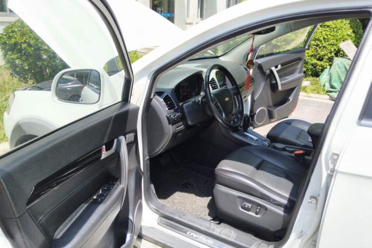 Used Chevrolet Captiva 2015 2.4L 4x4 Flagship Edition 7-Seater Interior 3