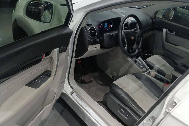 Used Chevrolet Captiva 2015 2.4L Two-Wheel Drive Urban Version 5 Seats Interior 3