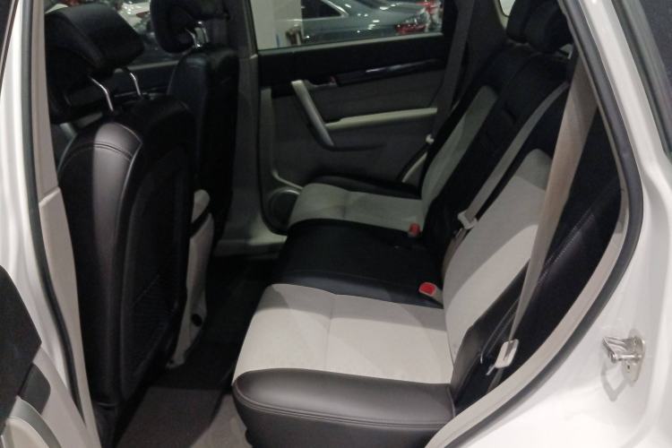 Used Chevrolet Captiva 2015 2.4L Two-Wheel Drive Urban Version 5 Seats Interior 4