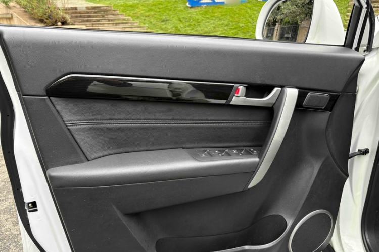 Used Chevrolet Captiva 2015 2.4L 4x4 Flagship Edition 7-Seater Interior 4