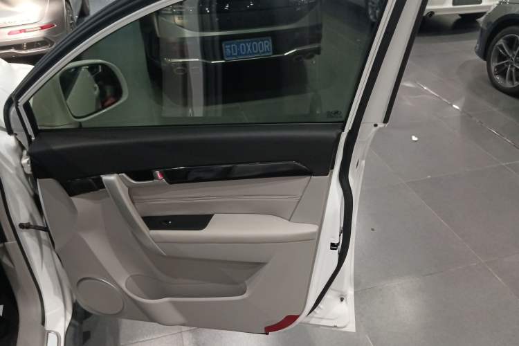 Used Chevrolet Captiva 2015 2.4L Two-Wheel Drive Urban Version 5 Seats Interior 5