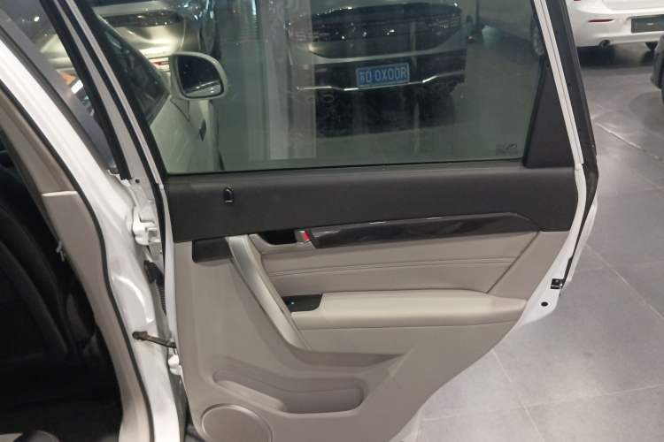 Used Chevrolet Captiva 2015 2.4L Two-Wheel Drive Urban Version 5 Seats Interior 6