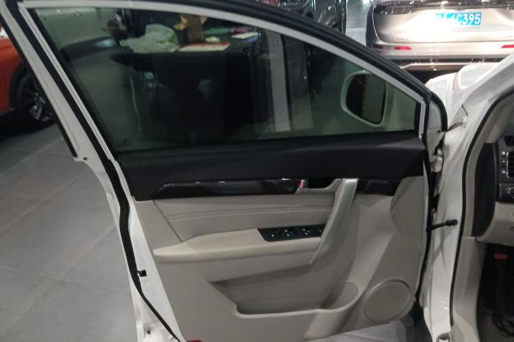 Used Chevrolet Captiva 2015 2.4L Two-Wheel Drive Urban Version 5 Seats Interior 7