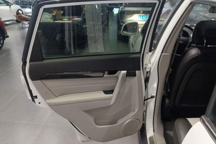 Used Chevrolet Captiva 2015 2.4L Two-Wheel Drive Urban Version 5 Seats Interior 8