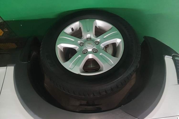 Used Chevrolet Captiva 2015 2.4L Two-Wheel Drive Urban Version 5 Seats Left Front Wheel Hub