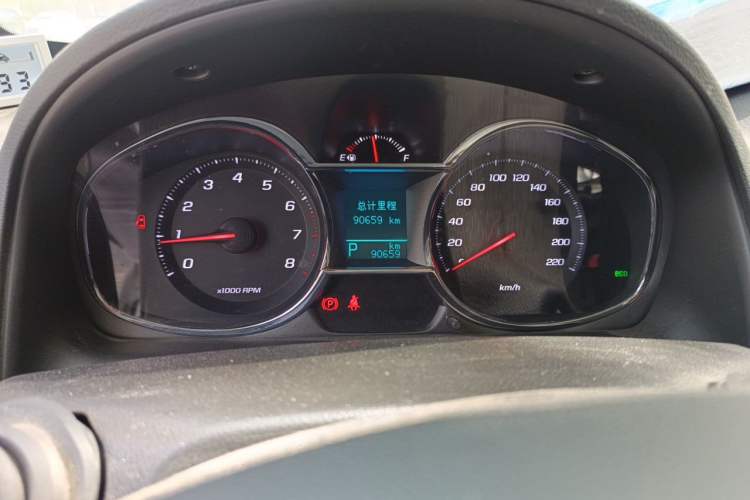 Used Chevrolet Captiva 2015 2.4L 4x4 Flagship Edition 7-Seater Odometer Close Up