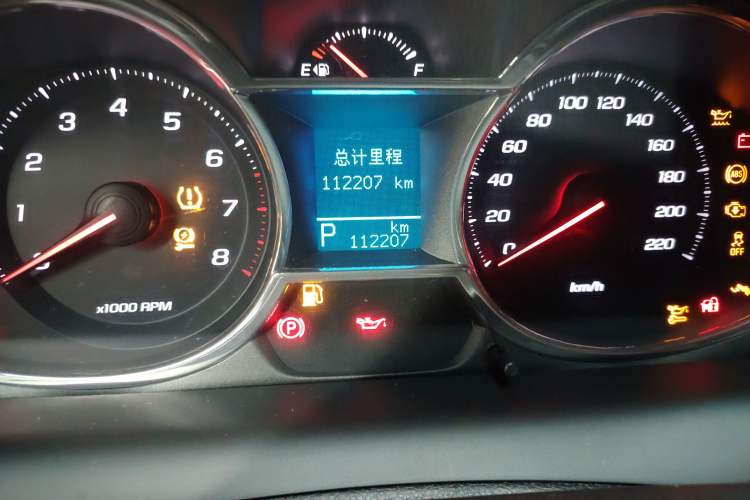 Used Chevrolet Captiva 2015 2.4L 4x4 Flagship Edition 7-Seater Odometer Close Up