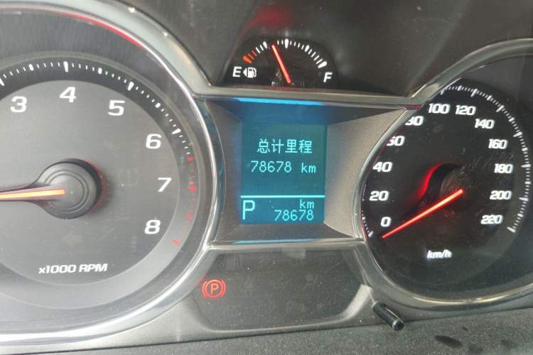 Used Chevrolet Captiva 2015 2.4L Two-Wheel Drive Urban Version 7 Seats Odometer Close Up