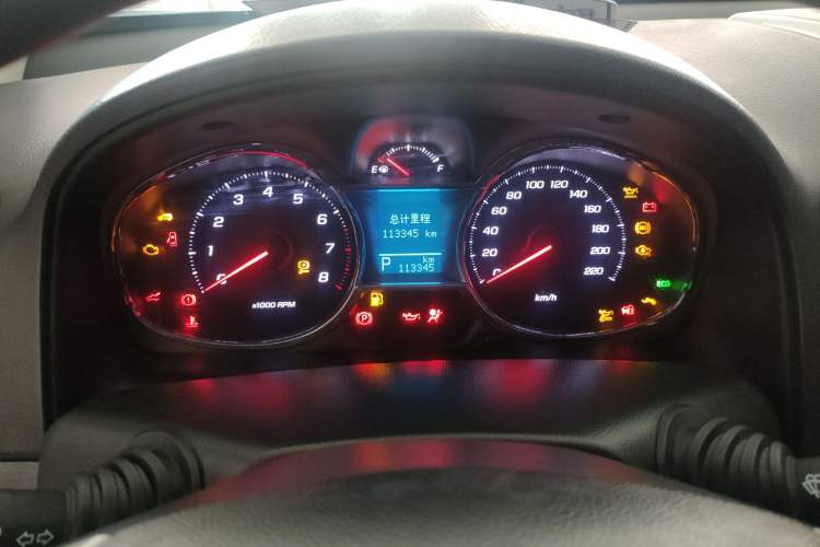 Used Chevrolet Captiva 2015 2.4L Two-Wheel Drive Urban Version 7 Seats Odometer Close Up