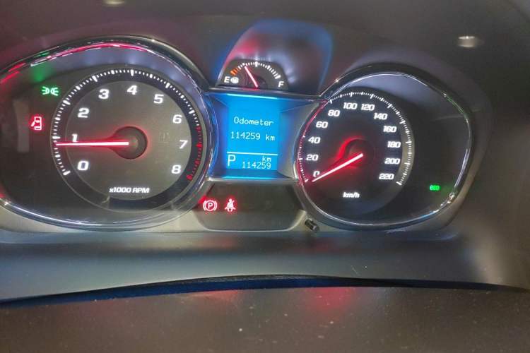 Used Chevrolet Captiva 2015 2.4L 4x4 Flagship Edition 7-Seater Odometer Close Up