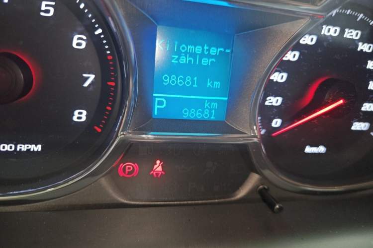 Used Chevrolet Captiva 2015 2.4L 4x4 Flagship Edition 7-Seater Odometer Close Up
