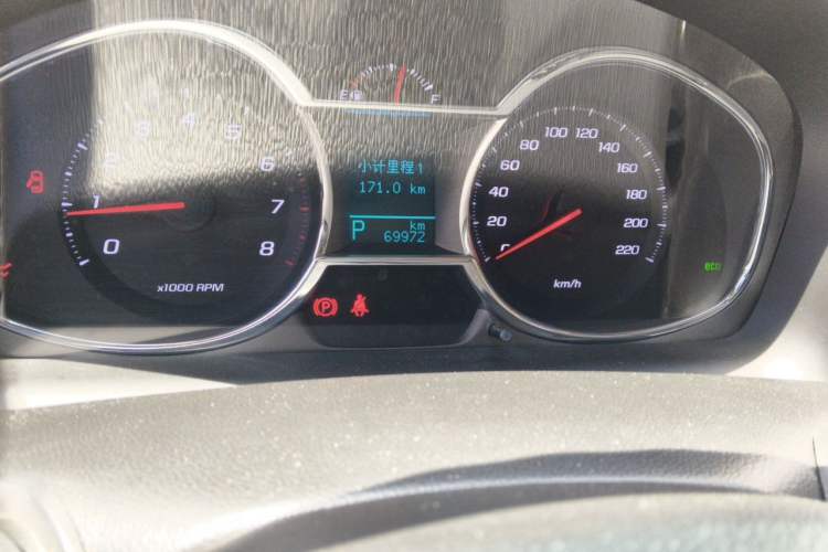 Used Chevrolet Captiva 2015 2.4L 4x4 Flagship Edition 7-Seater Odometer Close Up