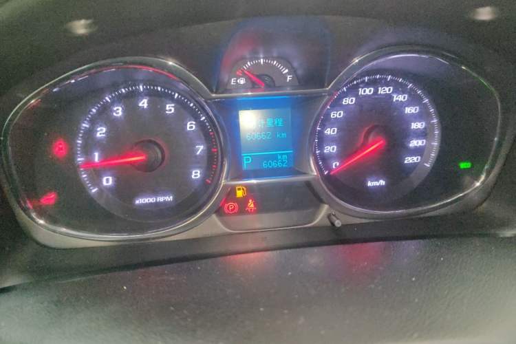 Used Chevrolet Captiva 2015 2.4L Two-Wheel Drive Urban Version 7 Seats Odometer Close Up