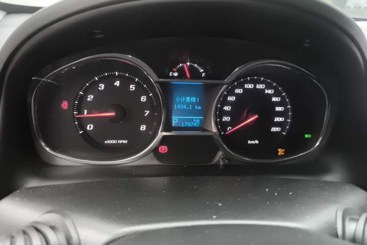 Used Chevrolet Captiva 2015 2.4L Two-Wheel Drive Urban Version 5 Seats Odometer Close Up