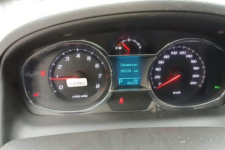 Used Chevrolet Captiva 2015 2.4L Two-Wheel Drive Urban Version 7 Seats Odometer Close Up