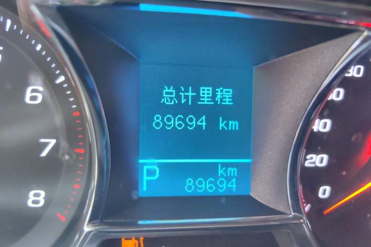 Used Chevrolet Captiva 2015 2.4L 4x4 Flagship Edition 7-Seater Odometer Close Up