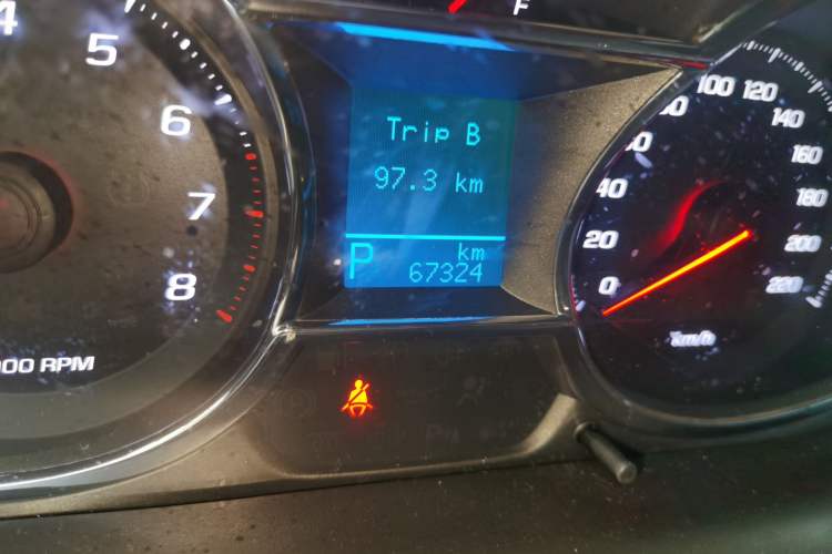 Used Chevrolet Captiva 2015 2.4L 4x4 Flagship Edition 7-Seater Odometer Close Up