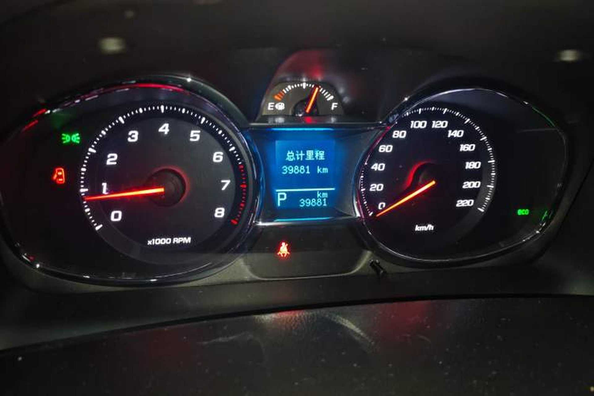 Used Chevrolet Captiva 2015 2.4L 4x4 Flagship Edition 7-Seater Odometer Close Up