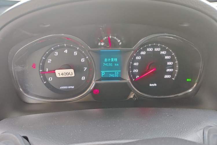 Used Chevrolet Captiva 2015 2.4L 4x4 Flagship Edition 7-Seater Odometer Close Up