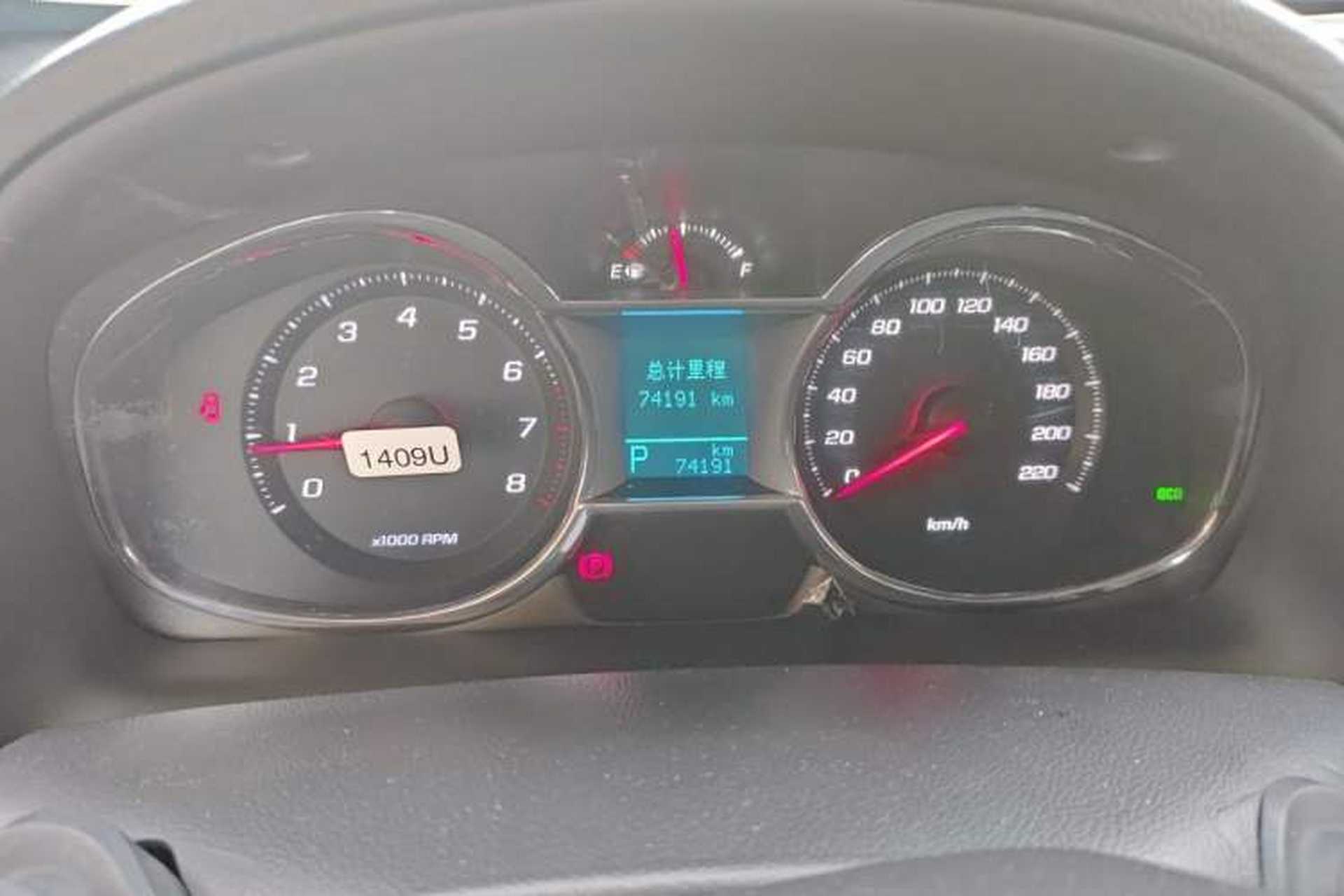 Used Chevrolet Captiva 2015 2.4L 4x4 Flagship Edition 7-Seater Odometer Close Up