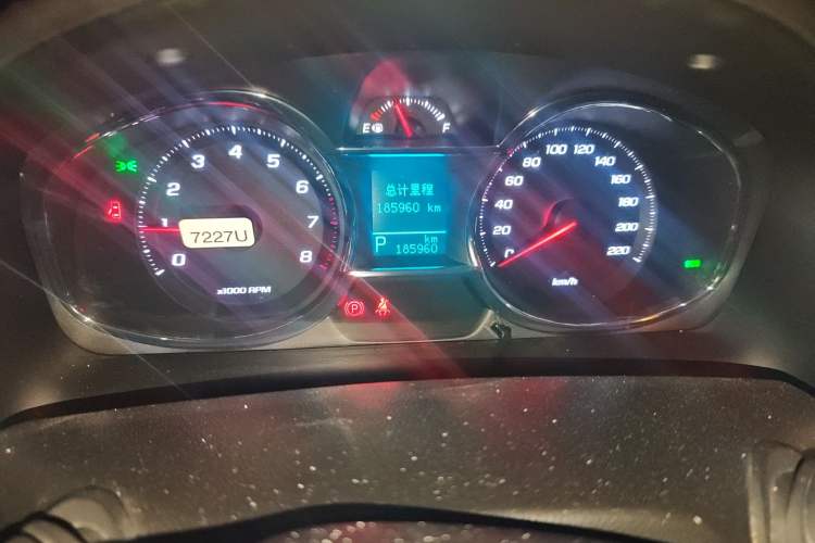 Used Chevrolet Captiva 2015 2.4L 4x4 Flagship Edition 7-Seater Odometer Close Up