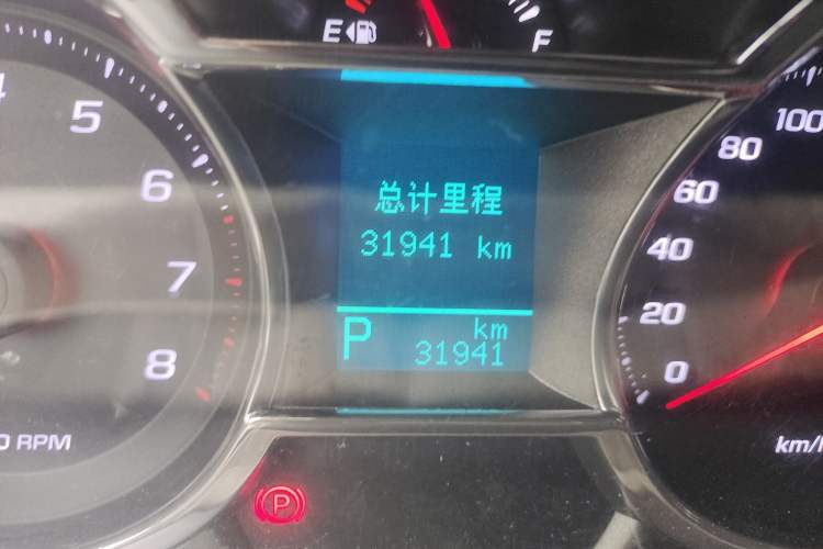 Used Chevrolet Captiva 2015 2.4L 4x4 Flagship Edition 7-Seater Odometer Close Up