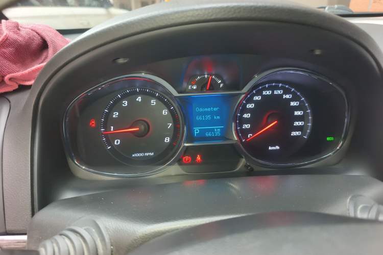Used Chevrolet Captiva 2015 2.4L Two-Wheel Drive Urban Version 7 Seats Odometer Close Up