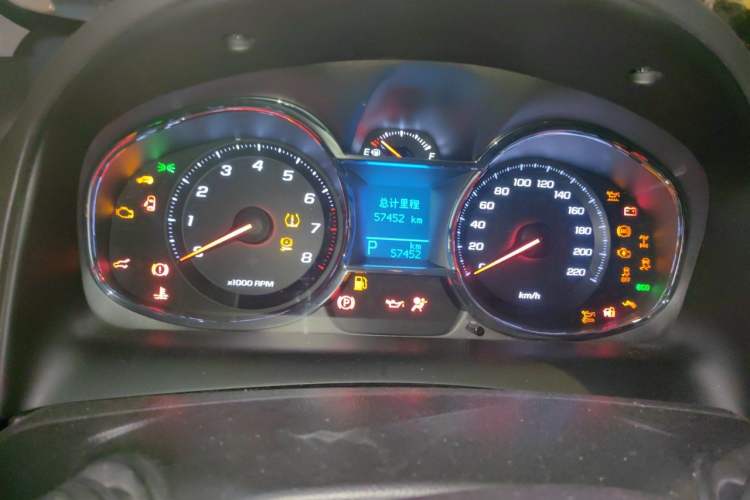 Used Chevrolet Captiva 2015 2.4L 4x4 Flagship Edition 7-Seater Odometer Close Up