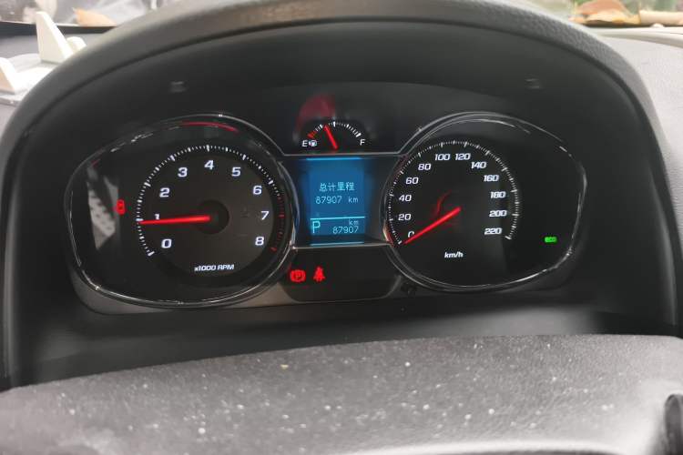 Used Chevrolet Captiva 2015 2.4L 4x4 Flagship Edition 7-Seater Odometer Close Up