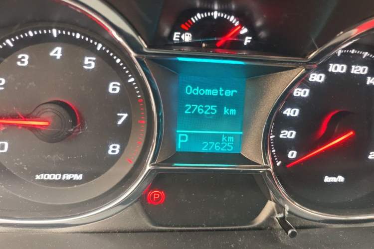 Used Chevrolet Captiva 2015 2.4L Two-Wheel Drive Urban Version 5 Seats Odometer Close Up