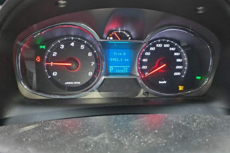 Used Chevrolet Captiva 2015 2.4L 4x4 Flagship Edition 7-Seater Odometer Close Up