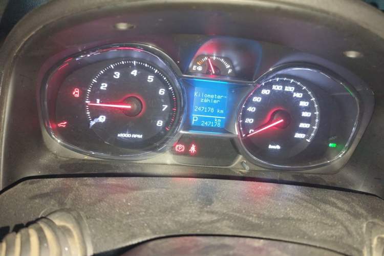 Used Chevrolet Captiva 2015 2.4L Two-Wheel Drive Urban Version 5 Seats Odometer Close Up