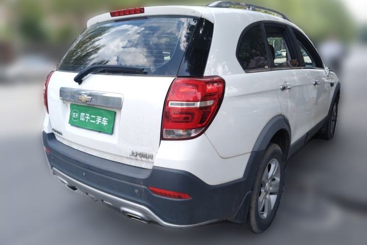 Used Chevrolet Captiva 2015 2.4L Two-Wheel Drive Urban Version 7 Seats Rear Right 45 Deg